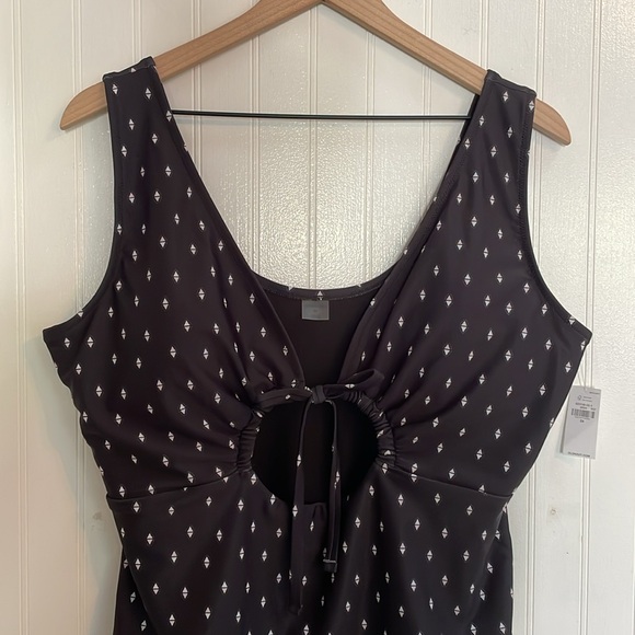 OLD NAVY Front Cutout One-Piece Swim Bathing Suit Geometric Print Size 2X NWT - Picture 6 of 13